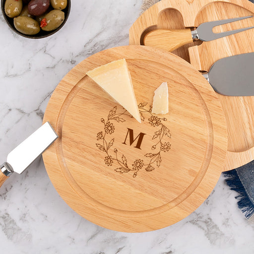 Engraved cheese board with initials and three-piece knife set in hidden drawer – festive gift idea for cheese lovers