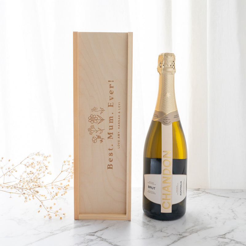 Unique gift idea featuring a personalised wine box with laser engraving, ideal for Mother’s Day or birthdays